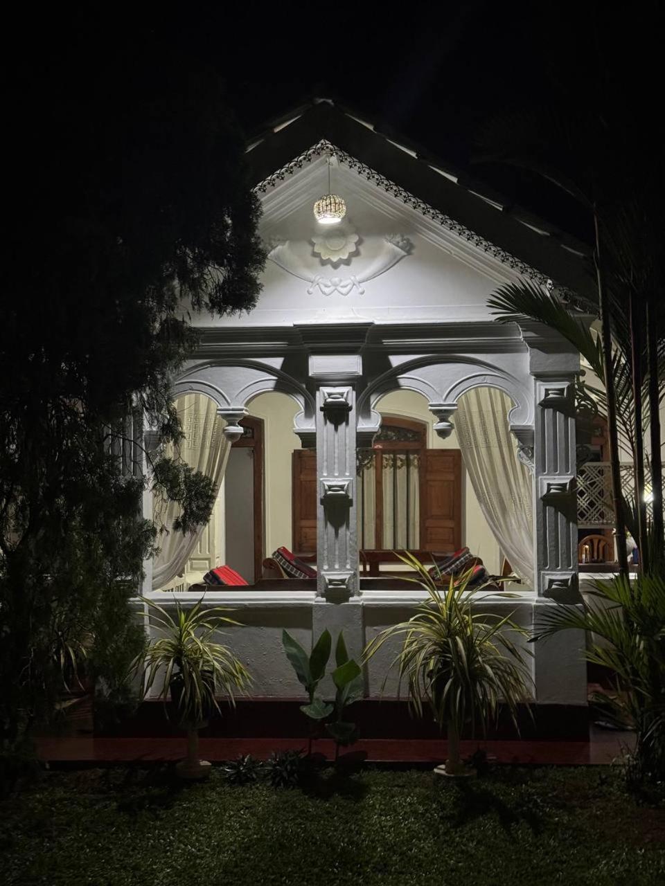 Grand Villa Hikkaduwa Buitenkant foto